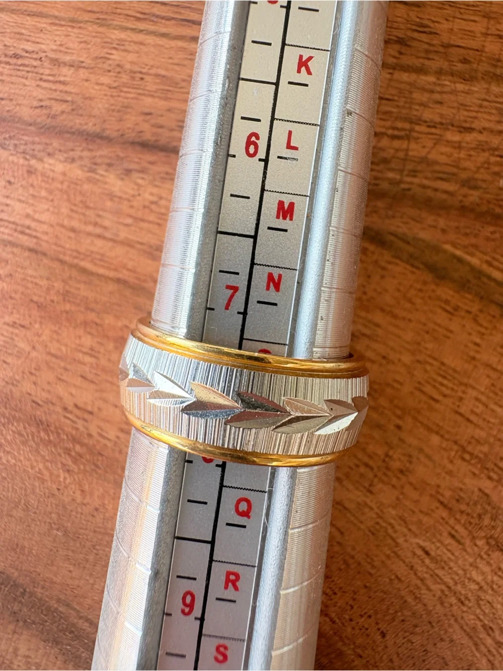 Classic Two-Tone Arrow Pattern Women's Band - Size 7.5